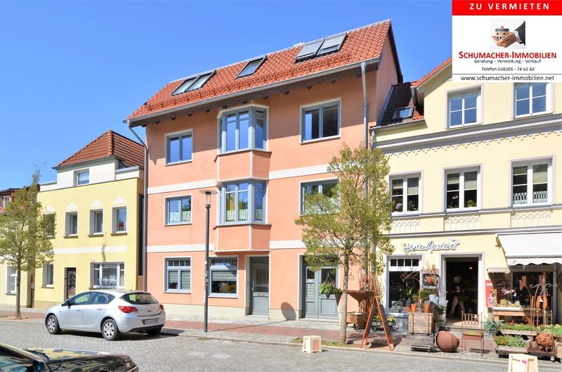 Erdgeschosswohnung mit Einbauküche und Stellplatz, direkt am Markt